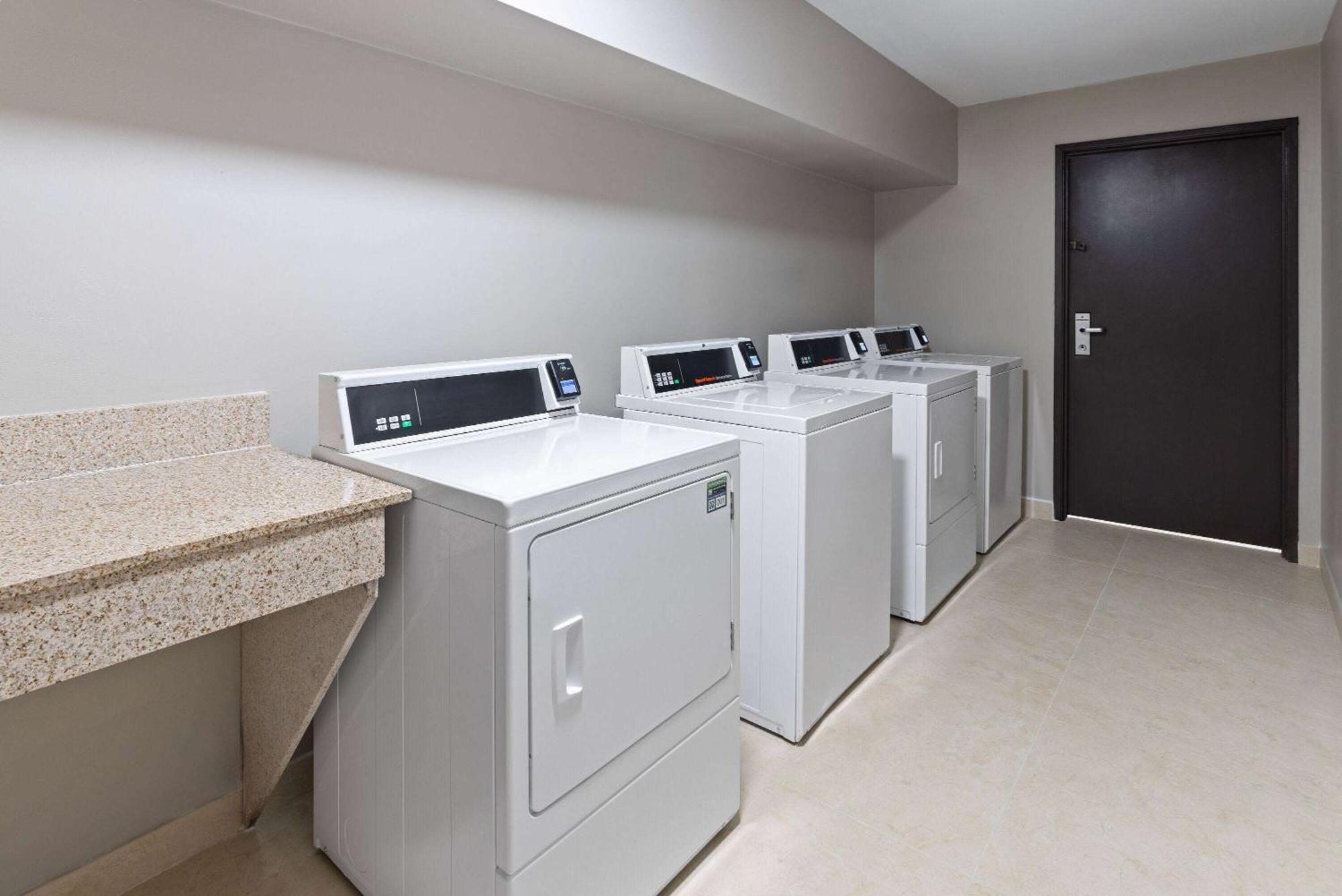 La Quinta Inn & Suites By Wyndham Memphis I-240 Екстериор снимка
