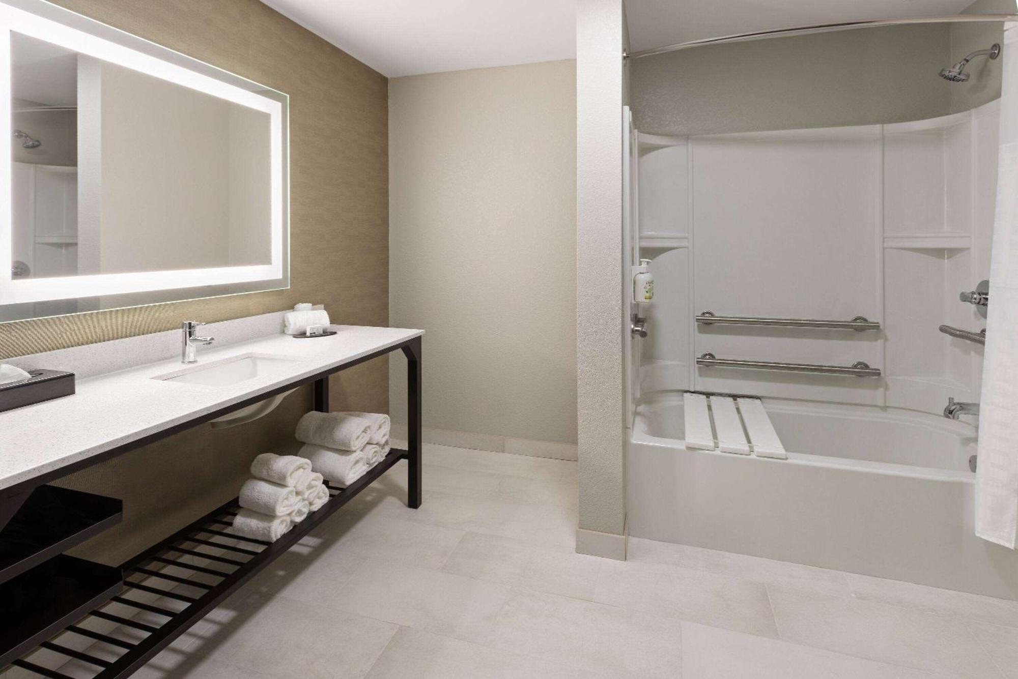 La Quinta Inn & Suites By Wyndham Memphis I-240 Екстериор снимка