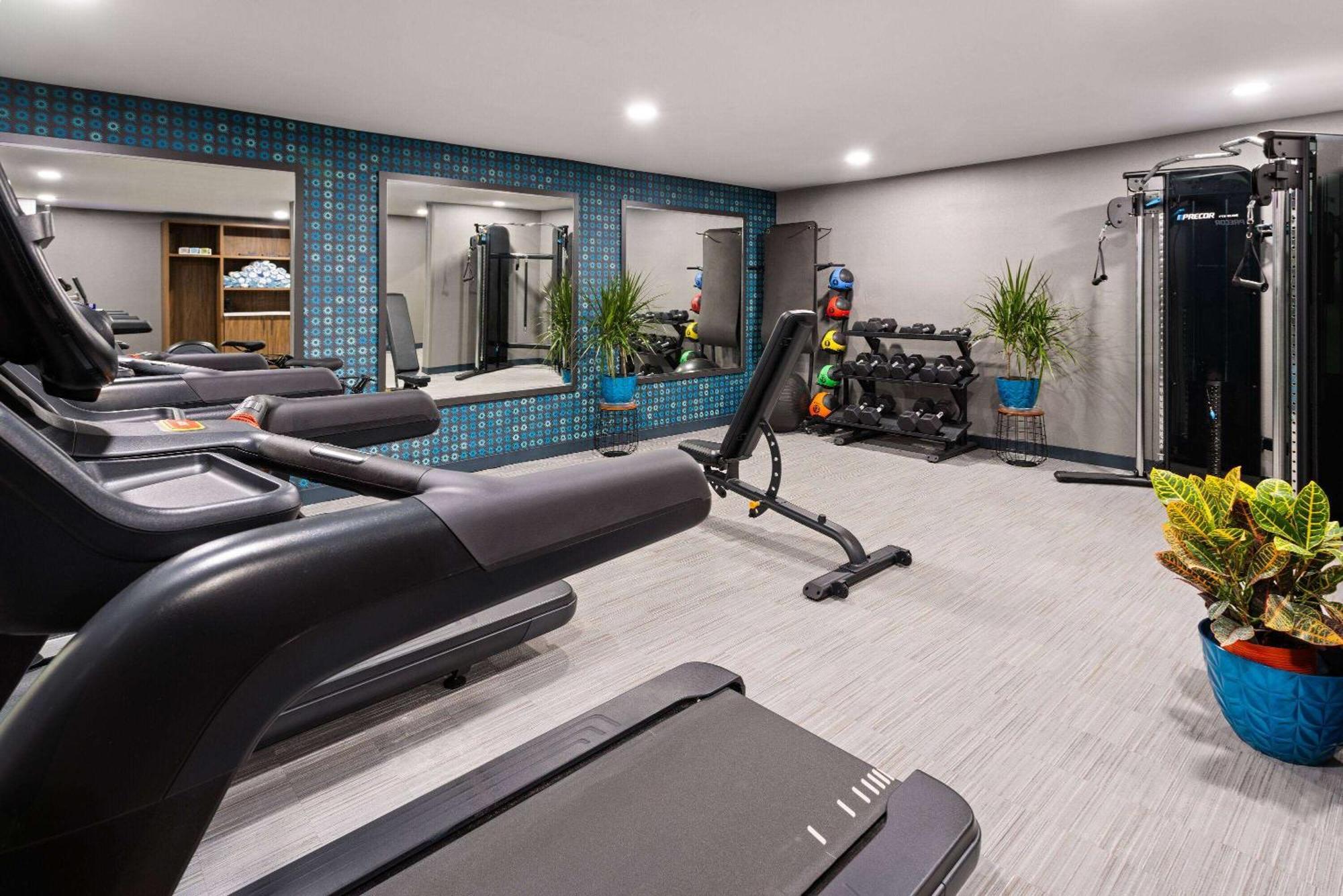 La Quinta Inn & Suites By Wyndham Memphis I-240 Екстериор снимка